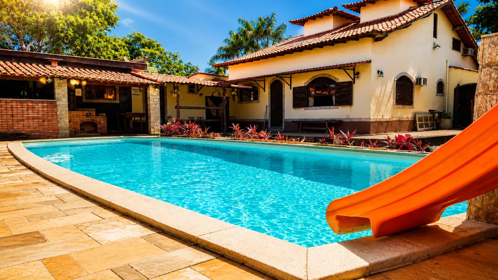 Andrea Residencial — casa com piscina e toboágua