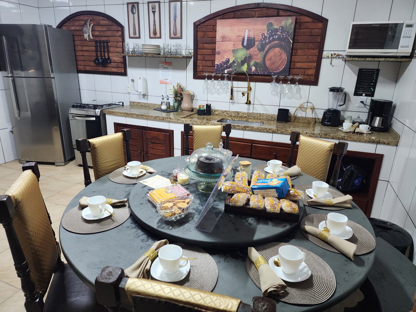 Cozinha equipada com mesa para refeições