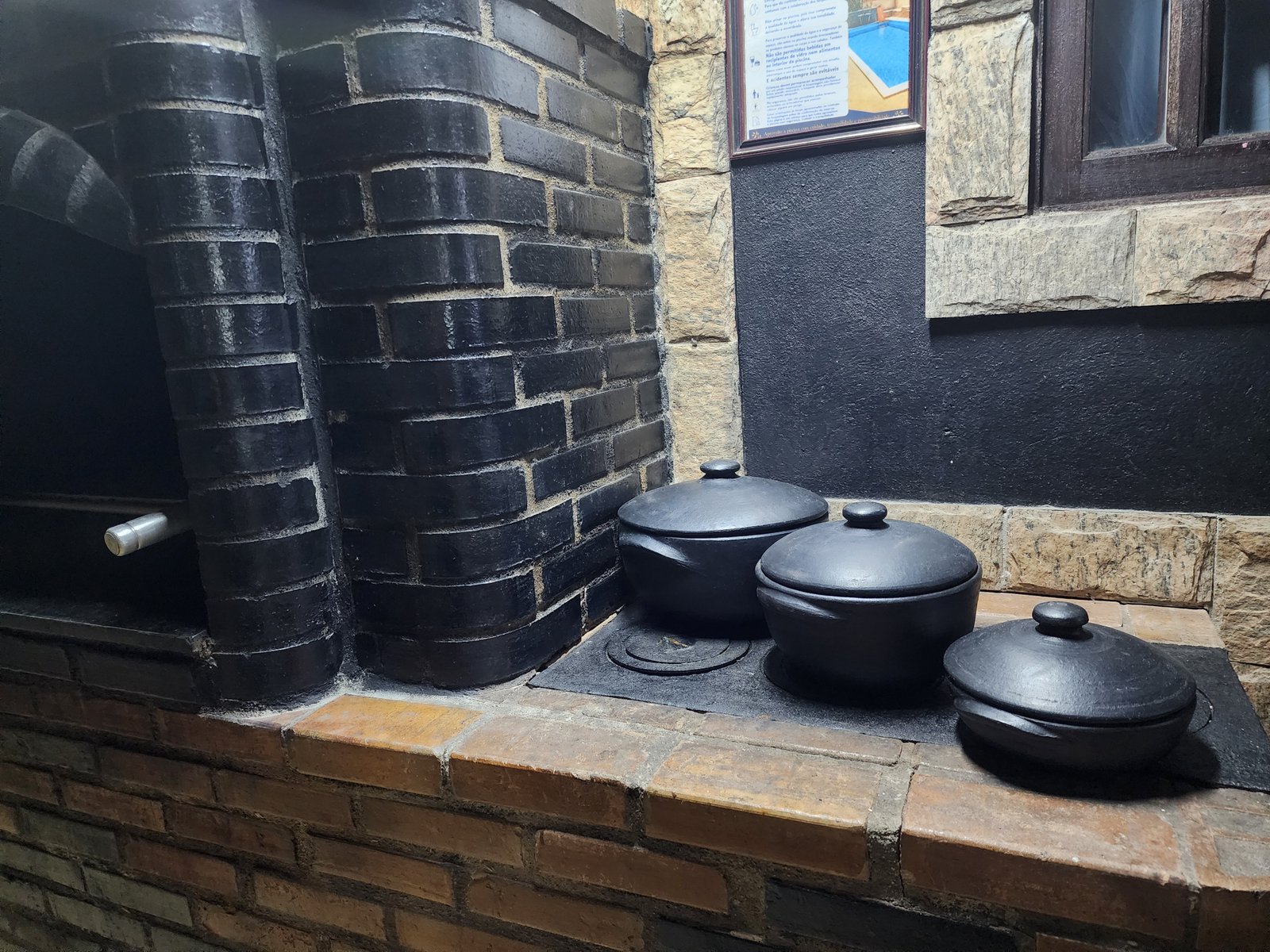 Fogão a lenha no espaço gourmet externo