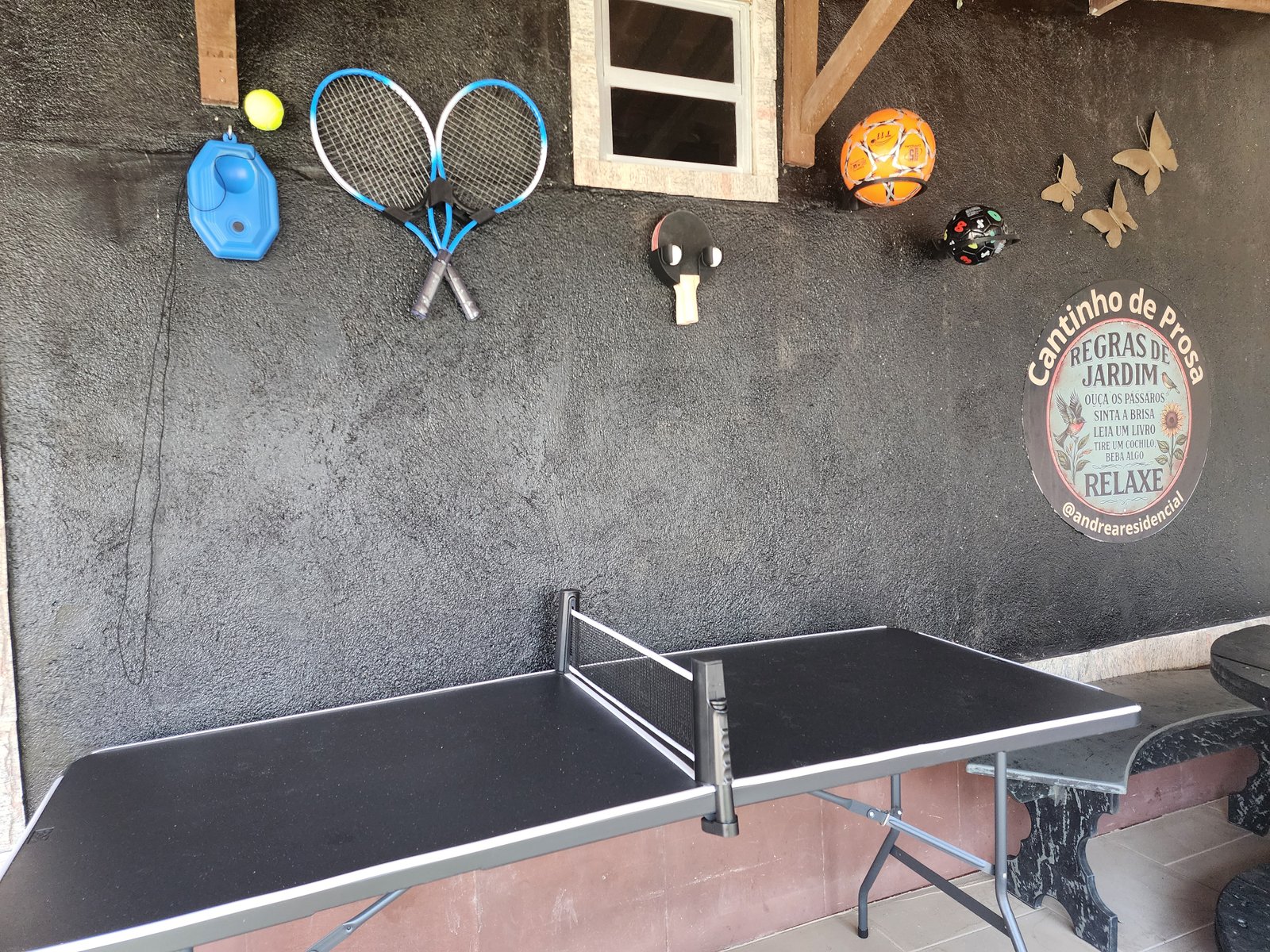 Mesa de pingue-pongue no espaço de jogos