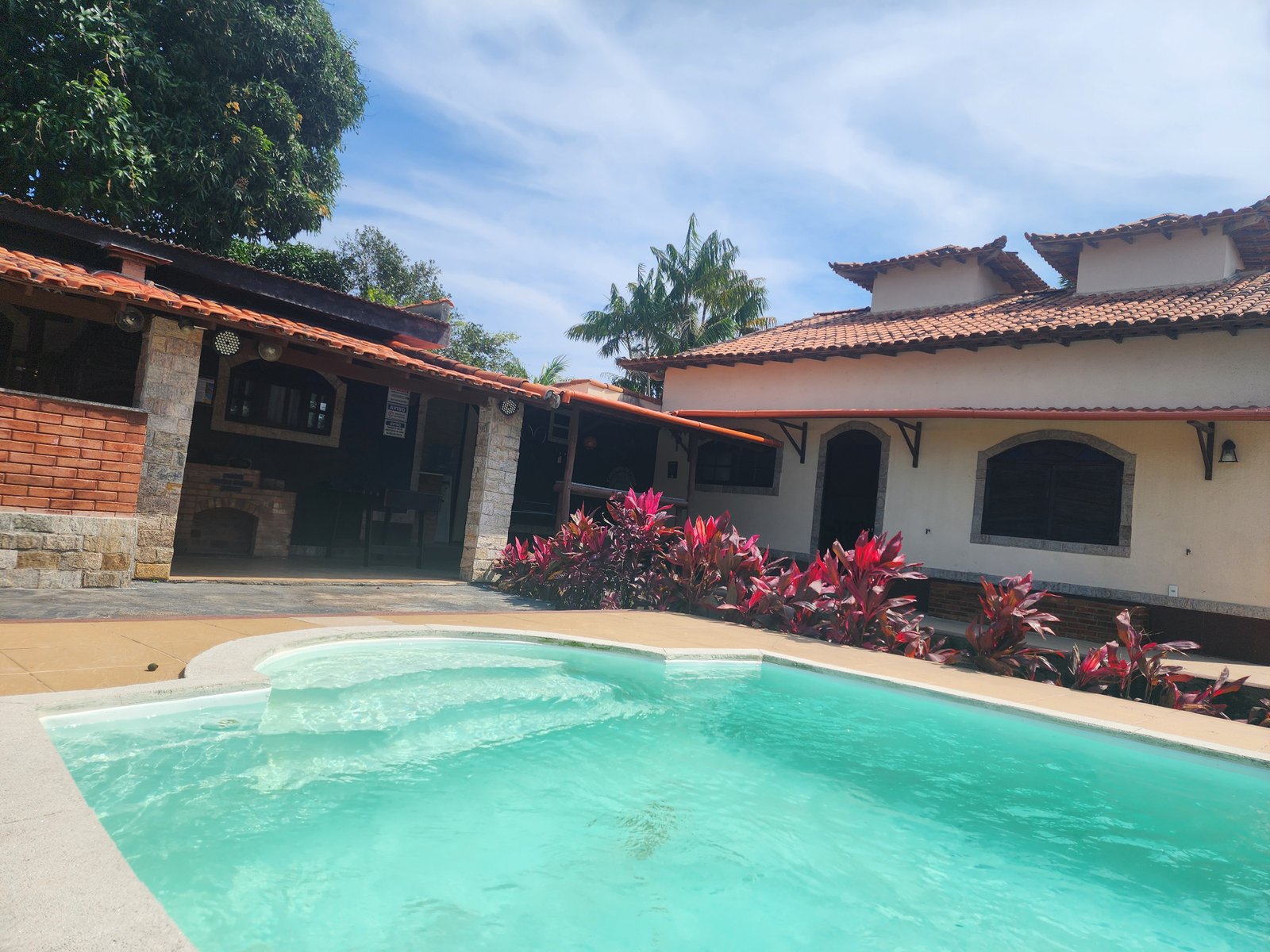 Vista da casa e piscina privativa