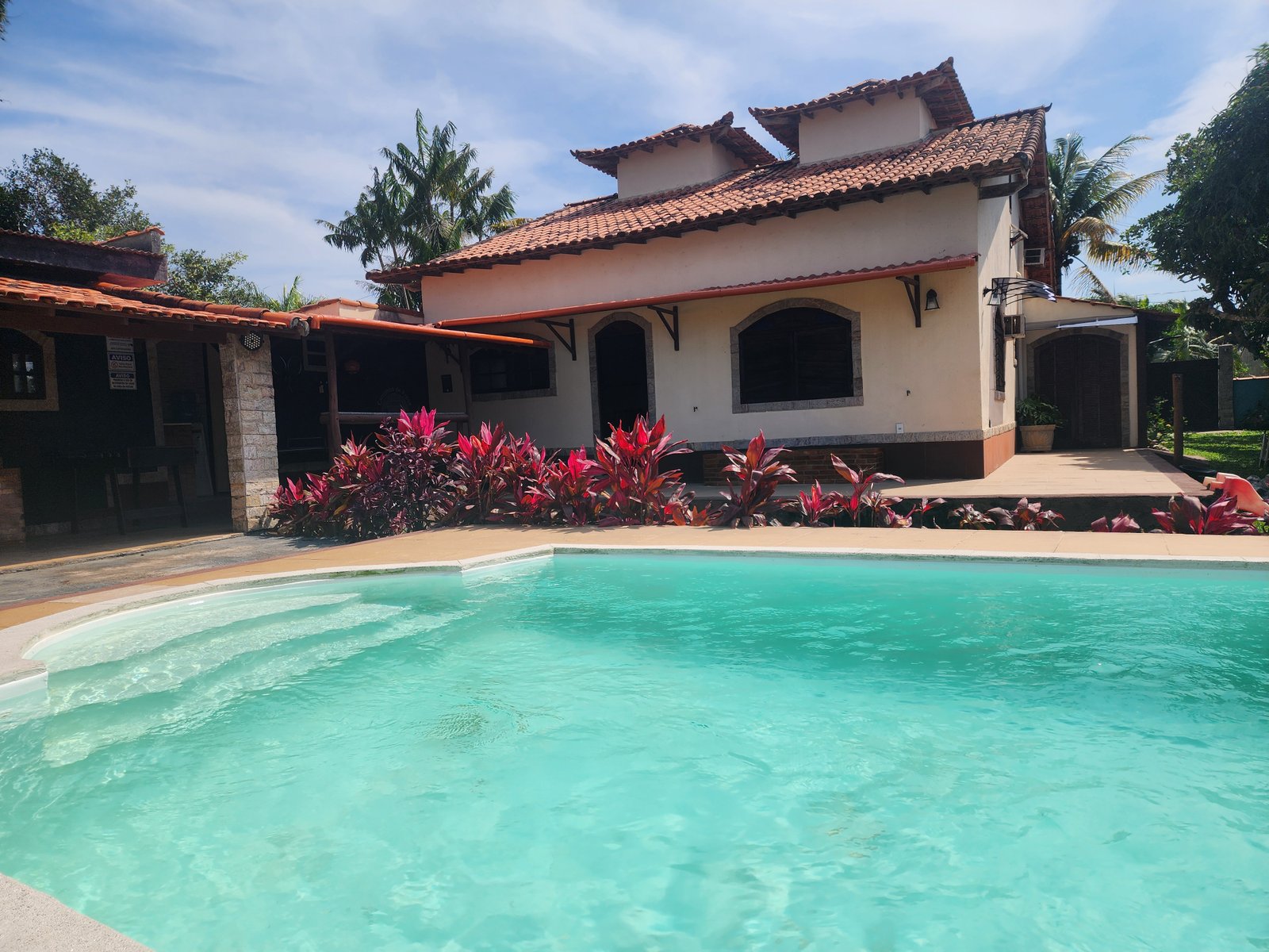 Piscina privativa com vista da casa