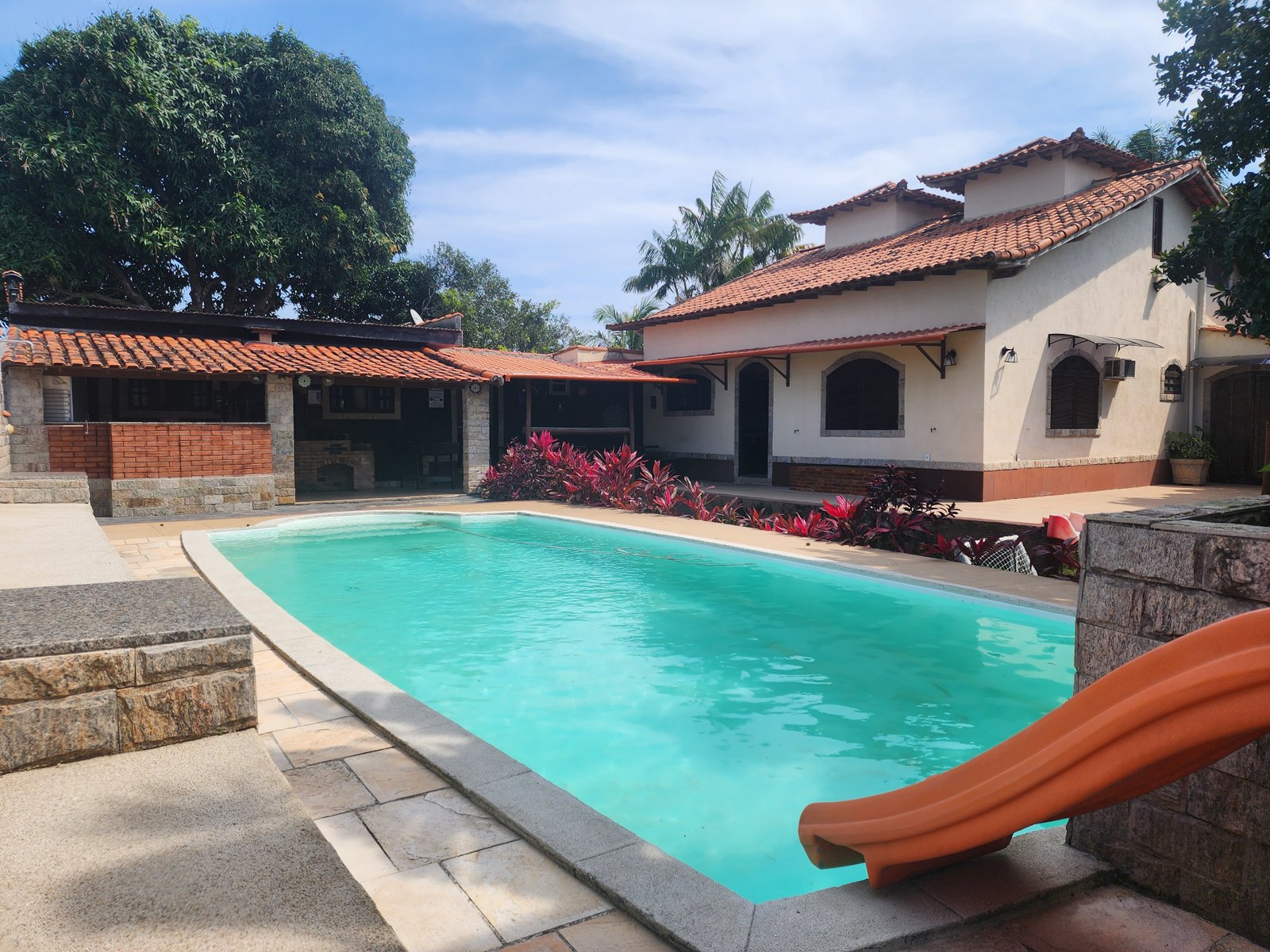 Área da piscina e casa completa