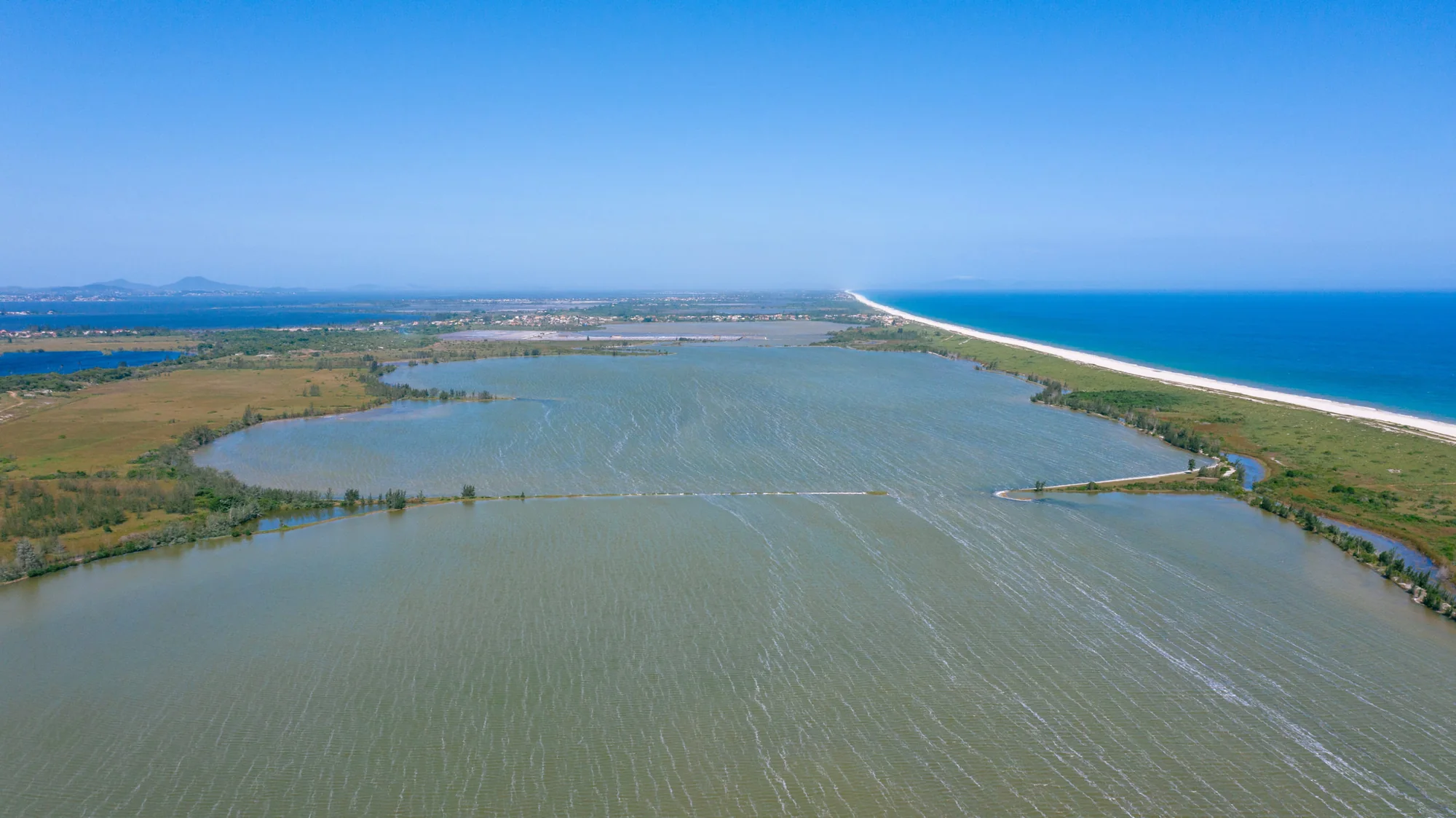 Vista aérea da Lagoa Vermelha entre a restinga e o mar em Saquarema