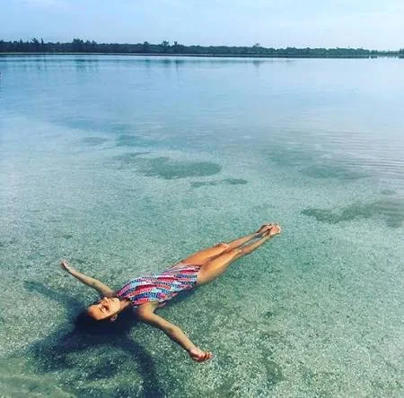 Visitante flutuando nas águas calmas da Lagoa Vermelha