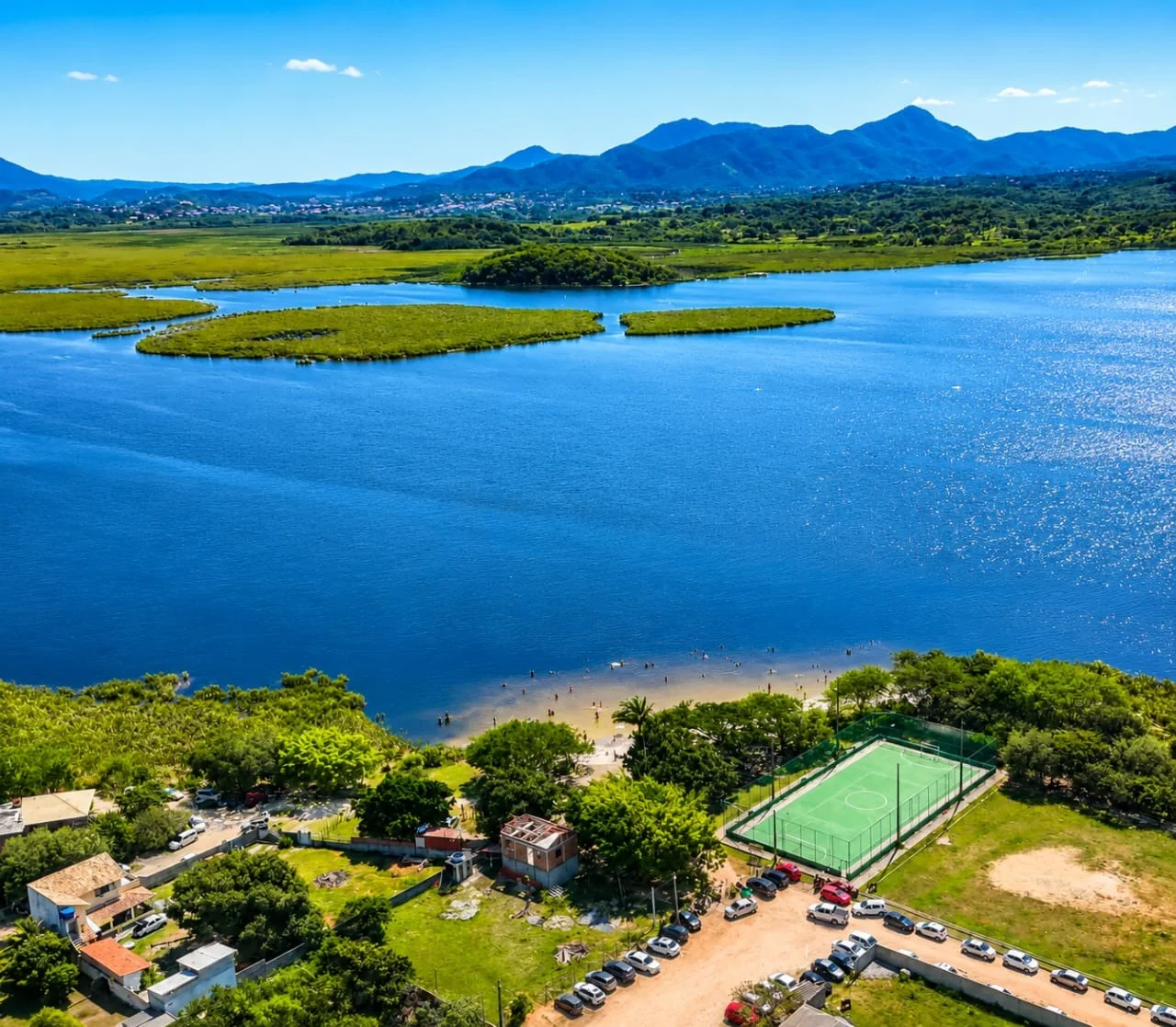 Vista aérea da lagoa e das montanhas de Saquarema