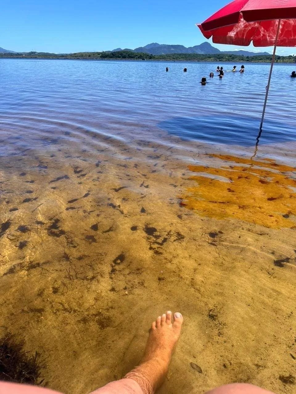 Banho nas águas rasas da lagoa do Balneário de Vilatur, Saquarema