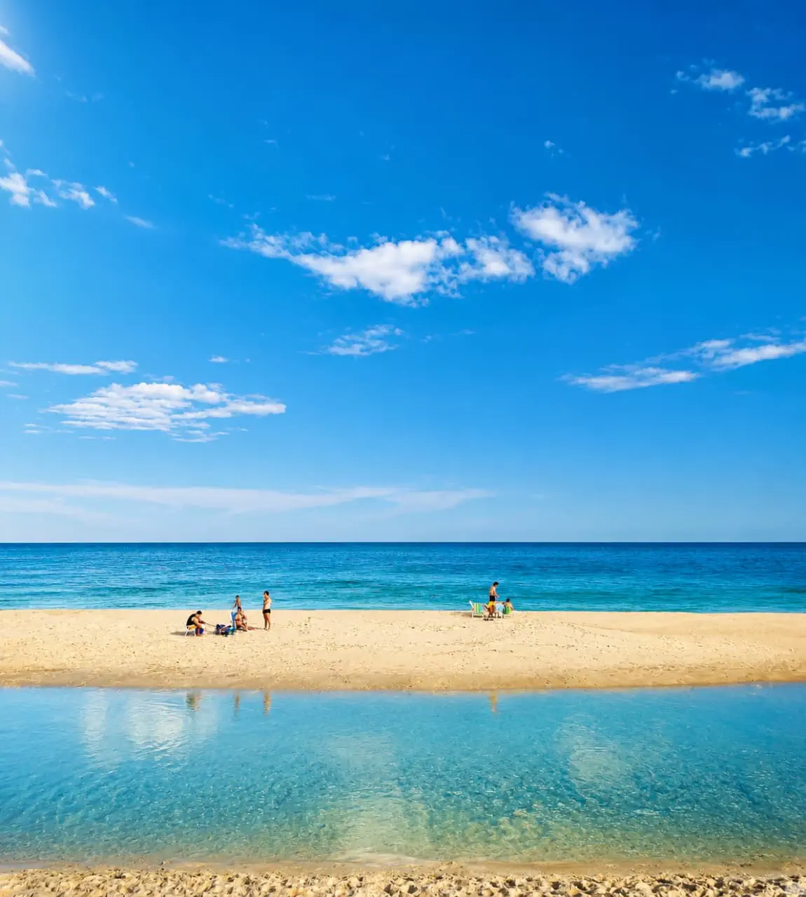 Praia de areia clara sob o céu azul