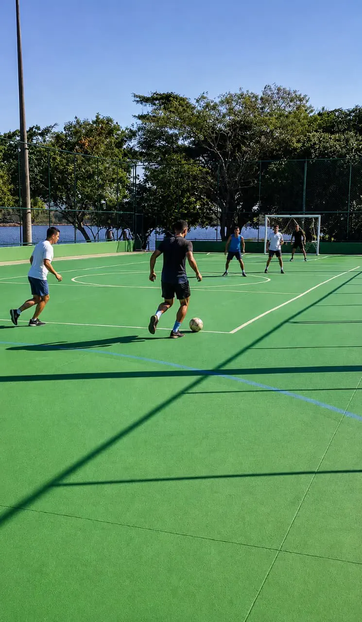Jovens jogando futebol ao ar livre